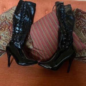 Patent Leather a lace-up boots